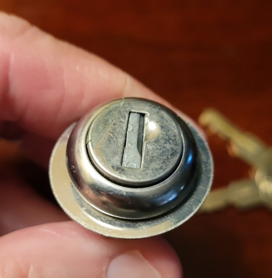 Panel Mount Keyed Key Switch SPST (off/on) with 2 Keys NOS