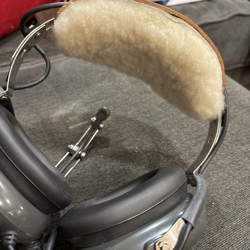 AVCOMM Aviation Communications Pilot’s Headset AC-400S ?