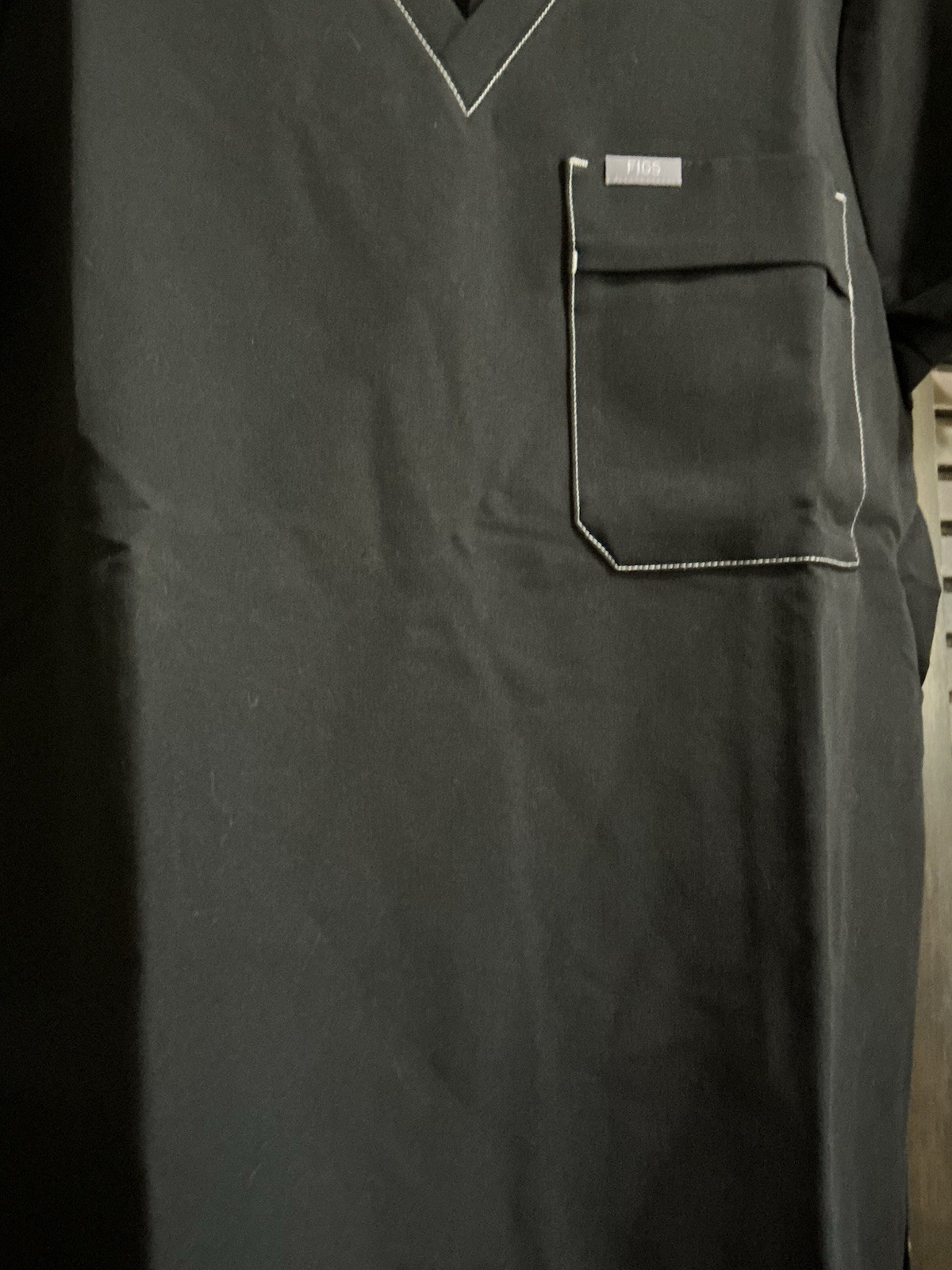 FIGS NWT Scrub Top Black Bei Classic Cargo Pocketed Technical Collection Sz L