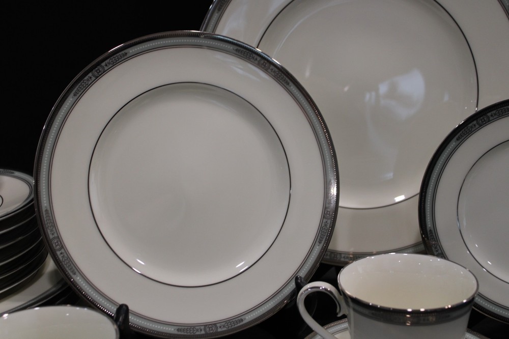 Noritake Fullerton 4 - 5 Pieces Setting 20 Pieces