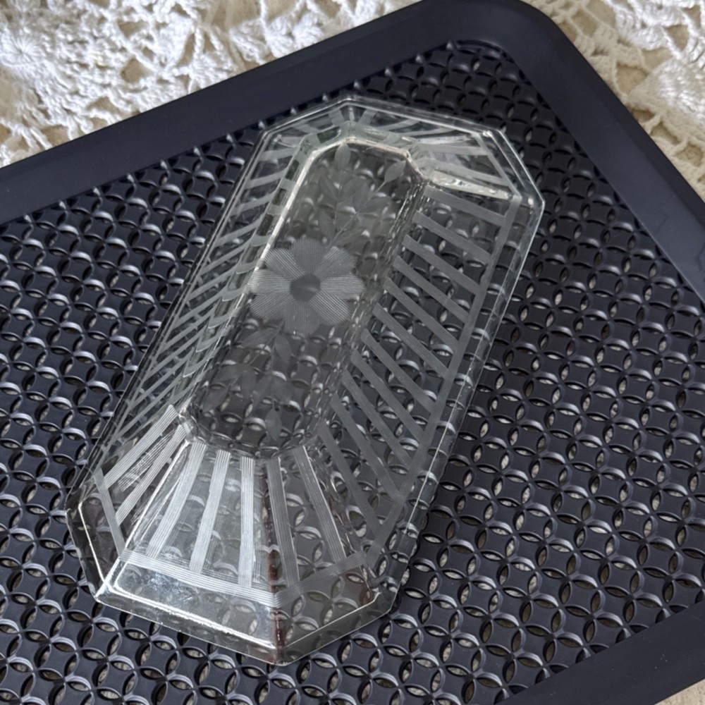 Etched glass serving dish with radiating ribbed pattern