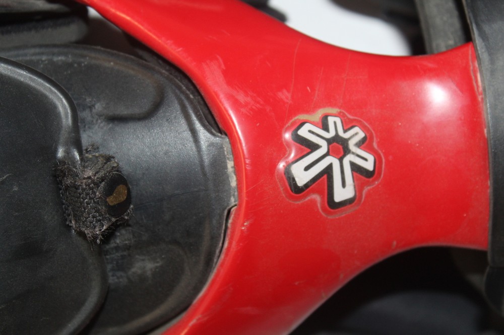 BLACK LARGE L RED KNEE GUARDS