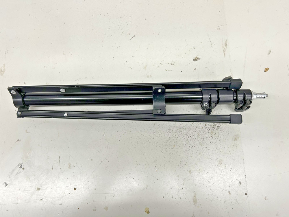 Universal Light Stand: Adjustable, Lightweight, and Studio-Ready