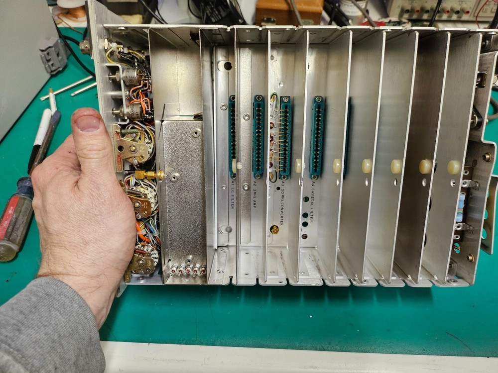 HP 8552B IF Section Spectrum Analyzer Front panel, chassis / parts**UNTESTED**