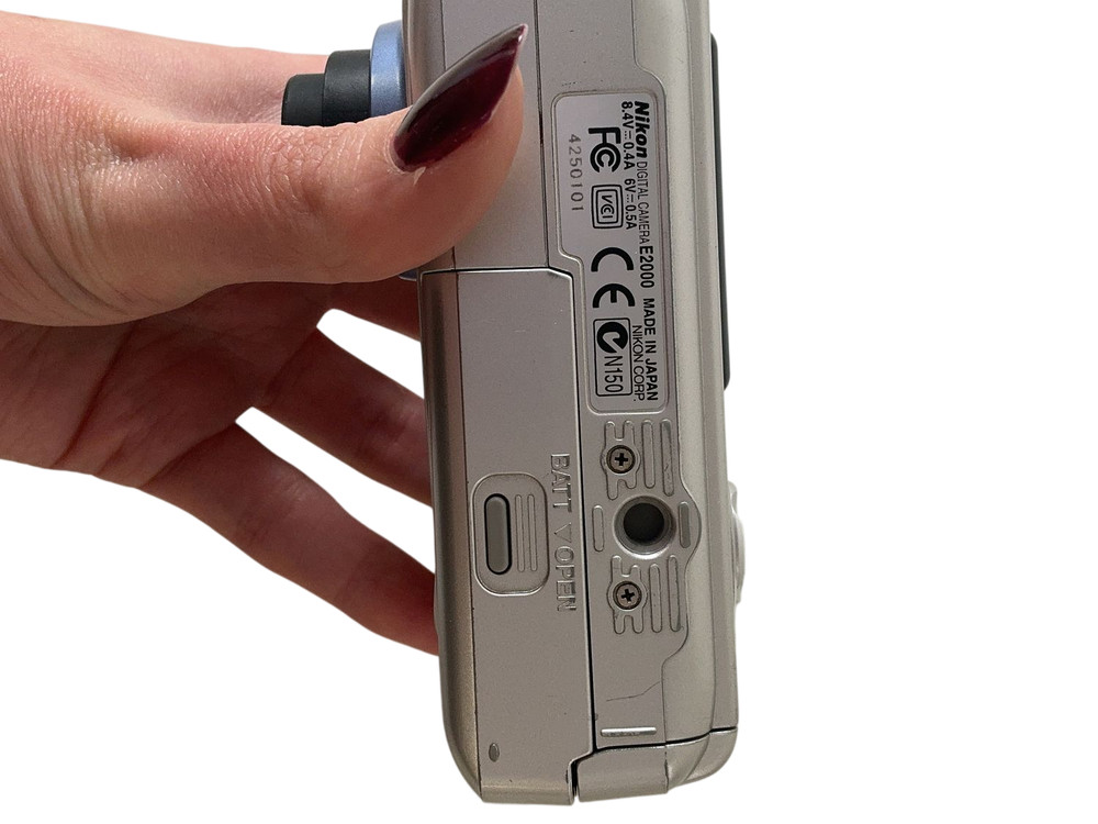 Nikon Coolpix 2000 Digital Camera with 64MB CompactFlash Card