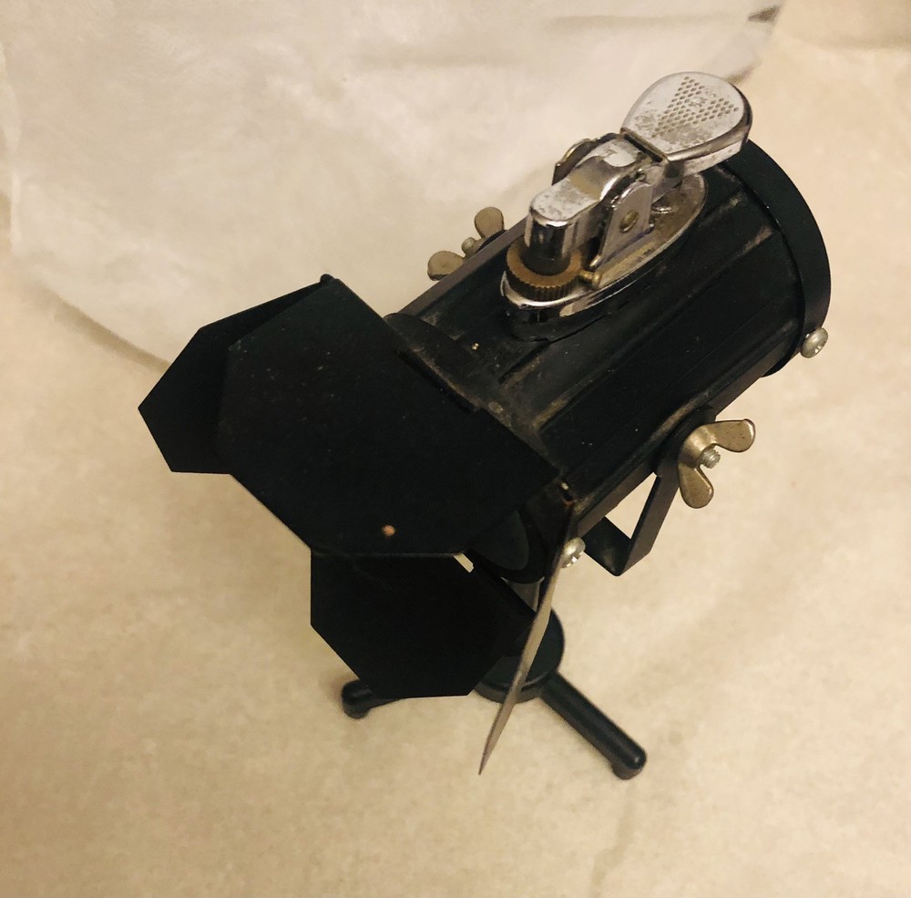 Movie studio light on tripod Lighter