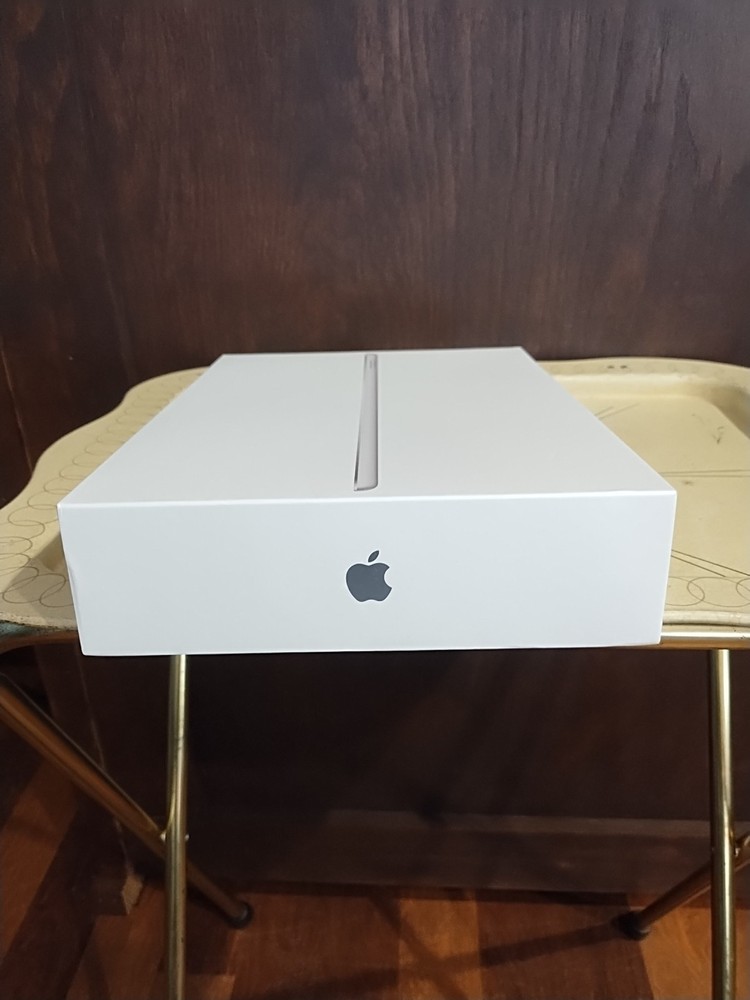 iPad 9th Generation Wi-Fi 64GB Silver Gray (EMPTY BOX ONLY)