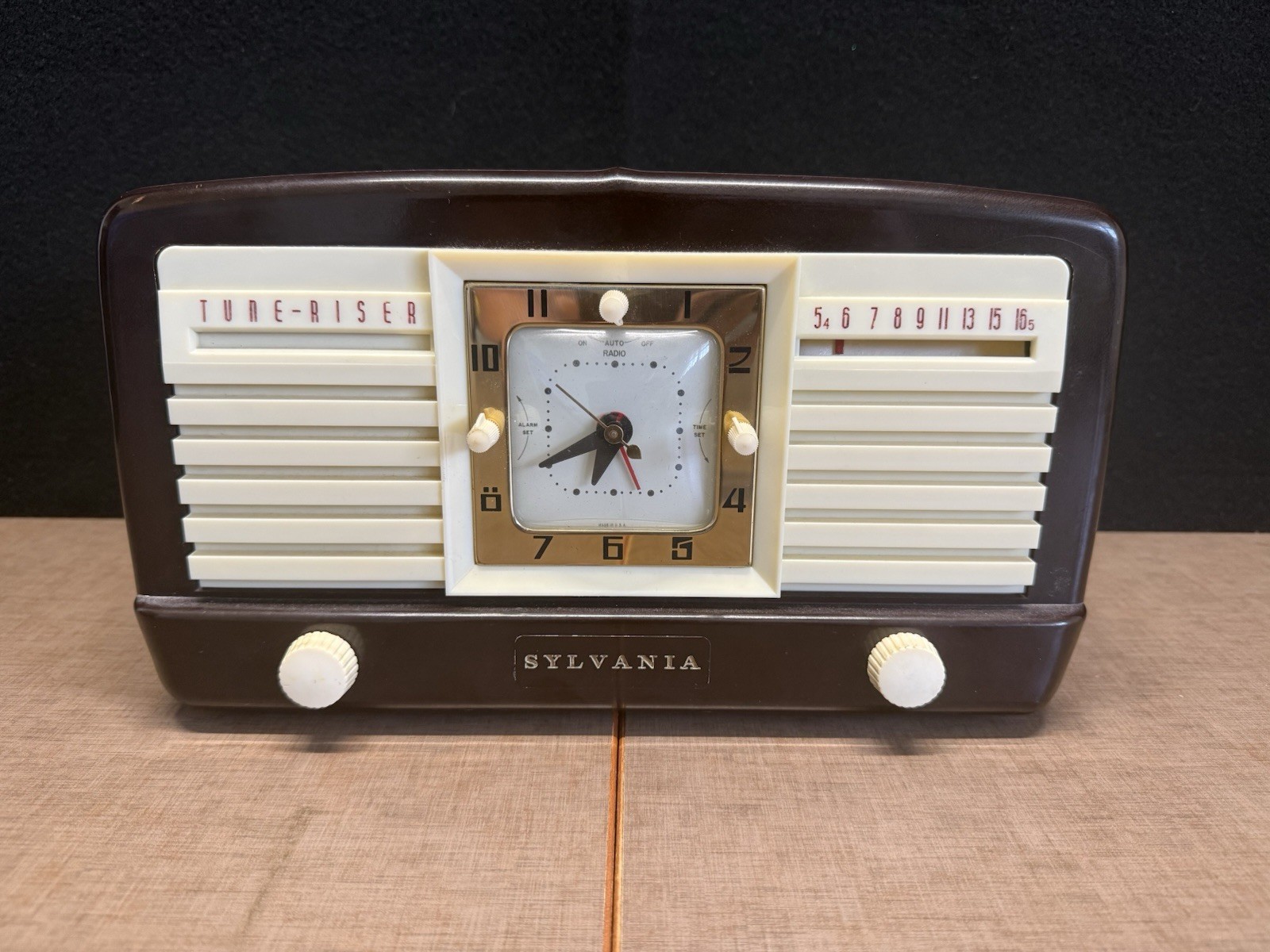 Umber Brown Bakelite 1952 Sylvania Model 540M Vacuum Tube AM Clock Radio - EUC