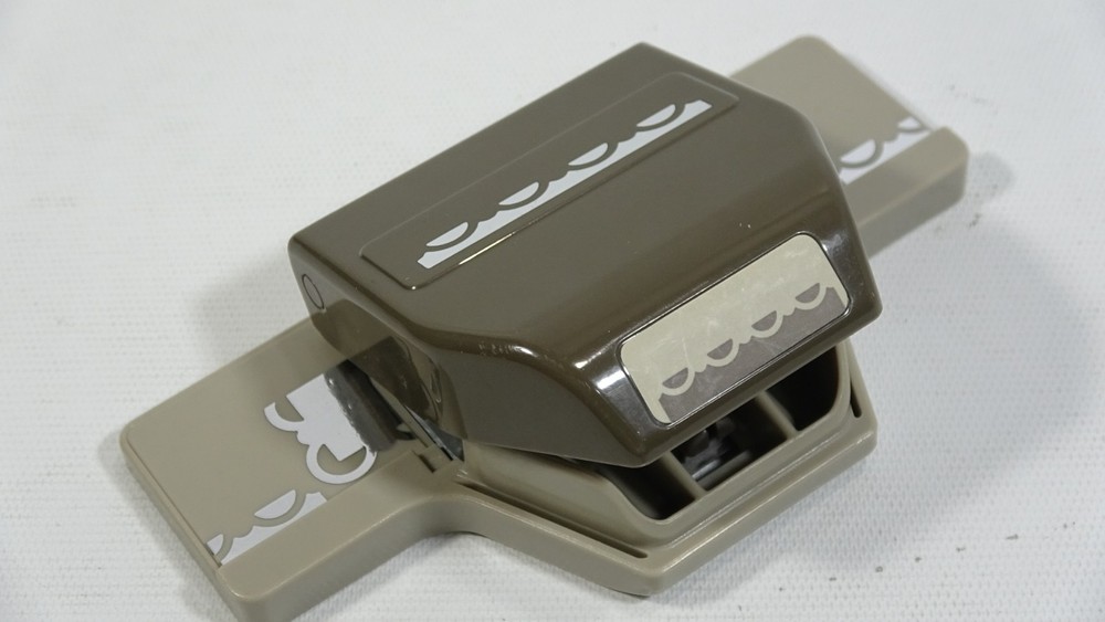Stampin Up! Border Edge Locking Paper Punch - Rounded Pattern