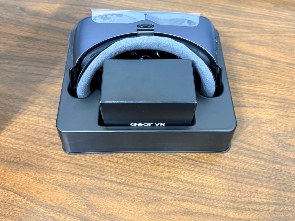 Samsung Galaxy Gear VR Oculus Virtual Reality Headset w/ Controller SM-R324 NEW
