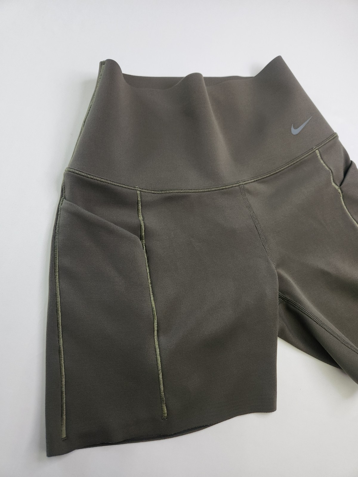 Nike Universa Womens Olive Gree High Rise Medium Support 5" Biker Shorts Size S