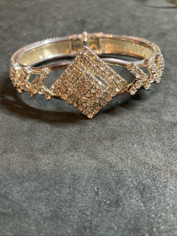 Vintage Rhinestone Bangle Bracelet Hinged 7” B147