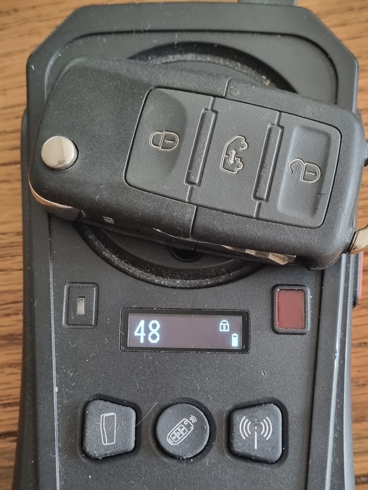 VW CRAFTER 3 BUTTON KEY FOB IN WORKING ORDER. (REF 586)