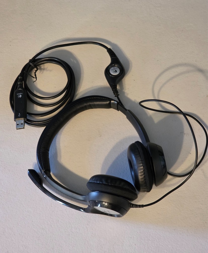 Logitech Over-Head Padded USB Headset Microphone Gaming 2010's
