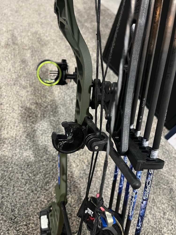 Quest Centec NXT Youth Compound Bow Package
