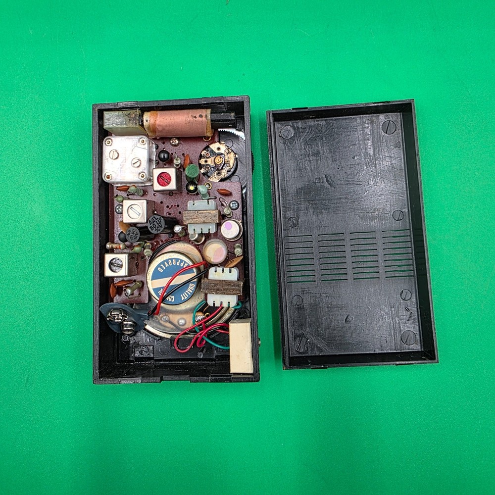 Vintage Truetone Solid State Portable Personal Radio Powers On UNTESTED