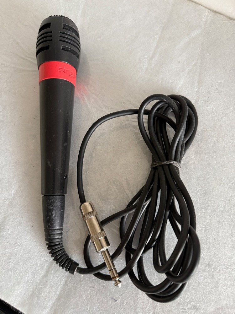 SINGSTAR Dynamic Microphone, works w/any amplified system, 8' cable - 1/4" plug