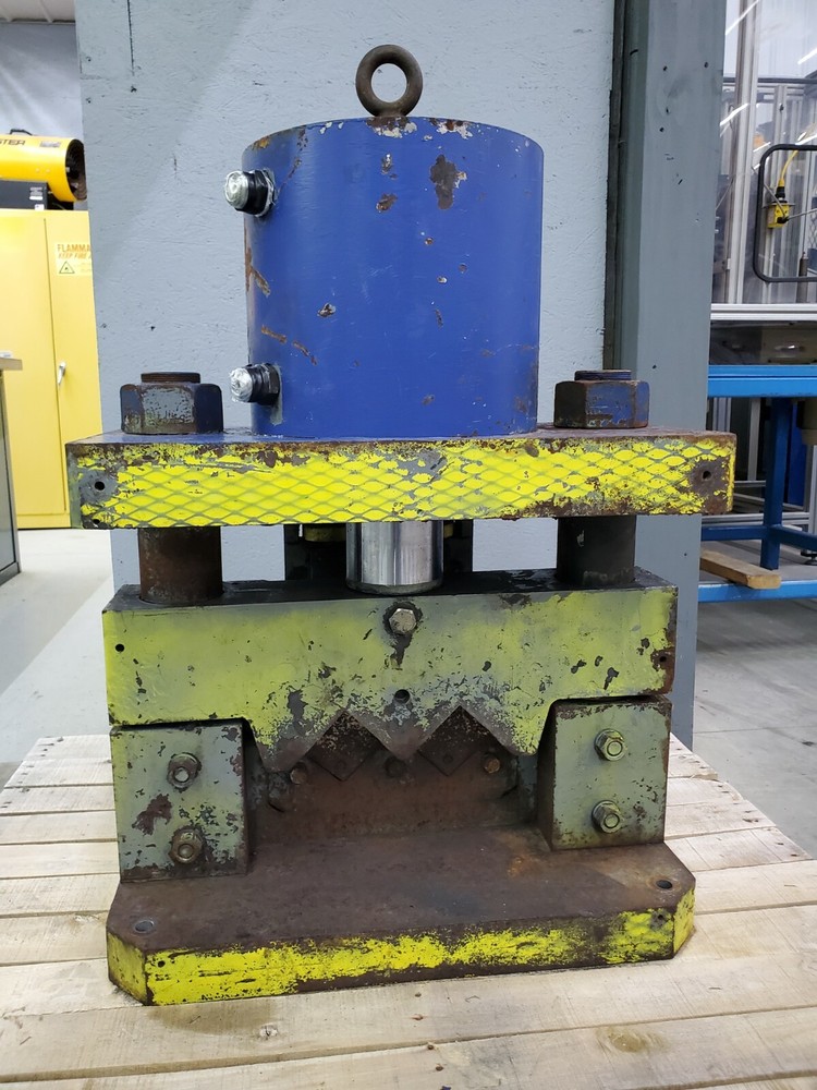 3" x 3" DOUBLE HYDRAULIC ANGLE IRON SHEAR, AS-IS