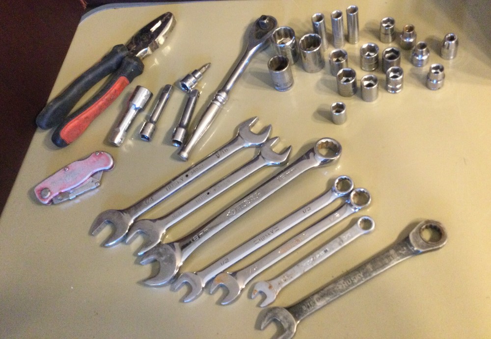 Husky Assorted Hand Tools 32 Pc. 6 , 12 Point Sockets , Ratchet , Wrenches +