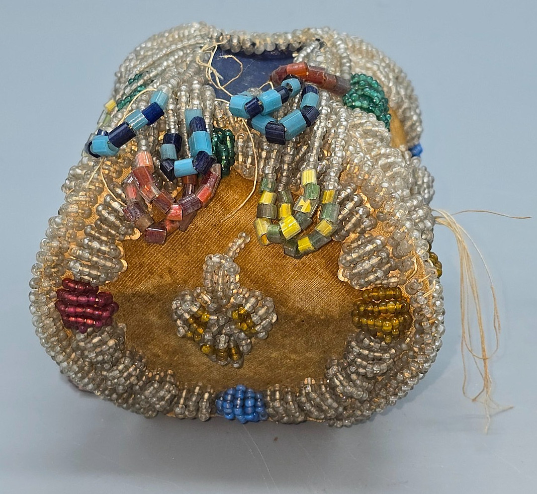 Antique Iroquois Nation 5x4.5" BEADED JEWELRY / SEWING / TRINKET BOX, flap door