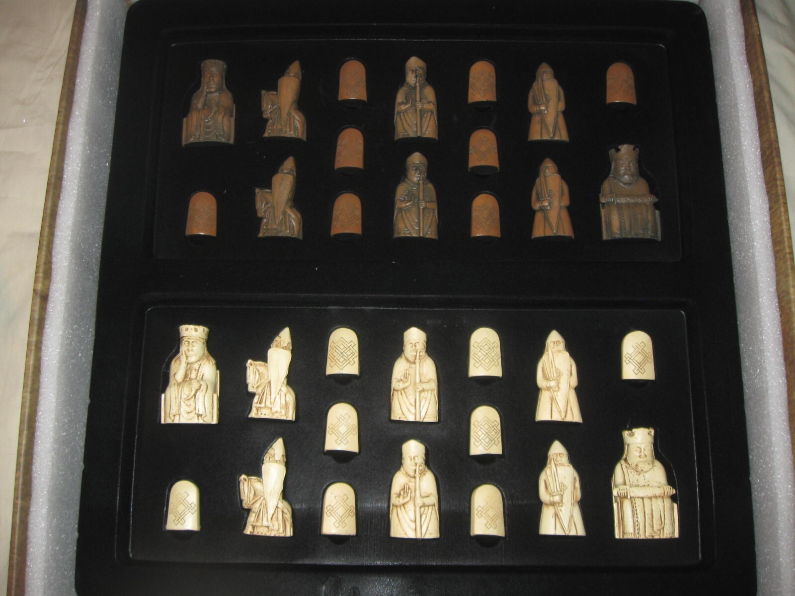 Brand New Isle Of Lewis Deluxe Replica Historic Large Chess Set Ambassador Games