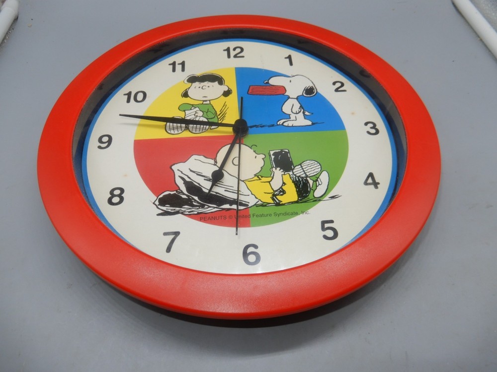 PEANUTS Snoopy 11" Wall Clock WORKING