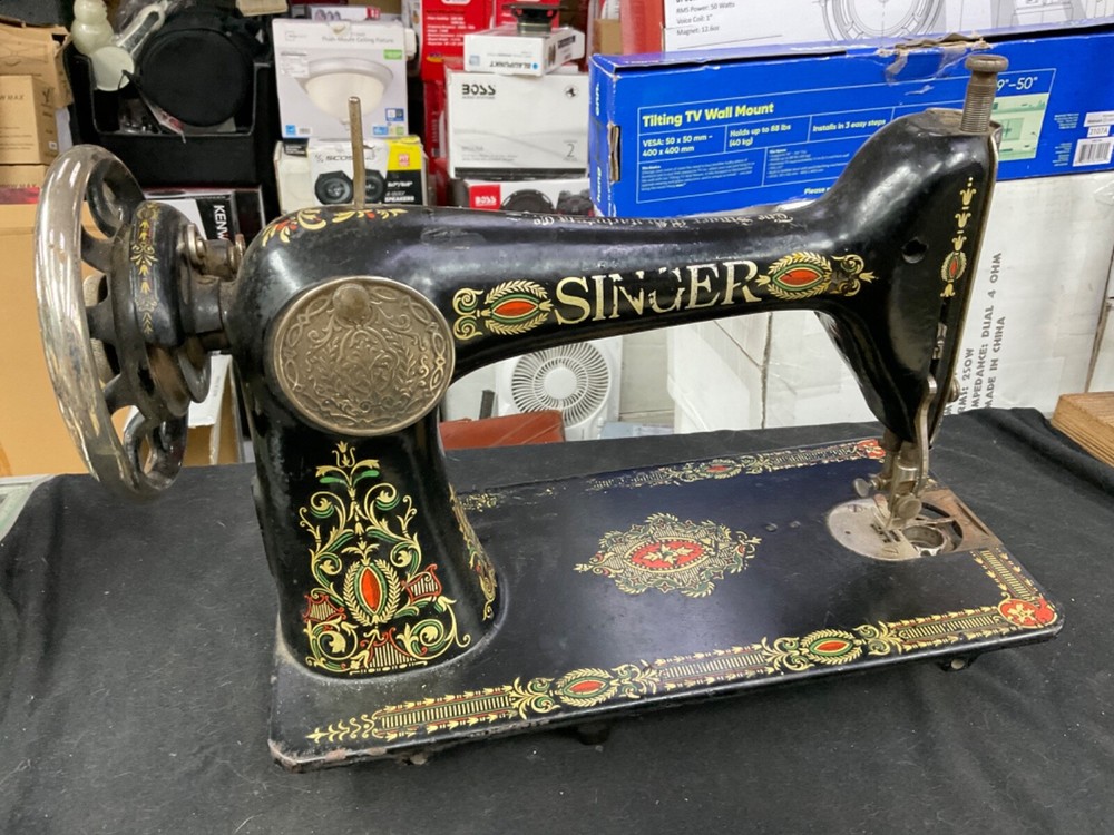 VINTAGE SINGER SEWING MACHINE