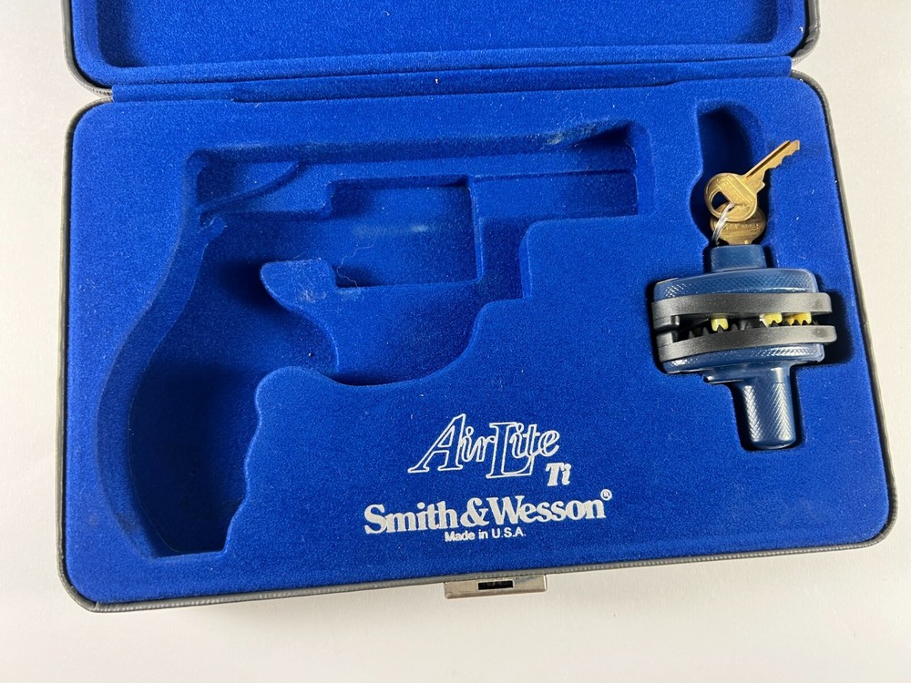 Smith & Wesson – AirLite Titanium – Padded Case with Lock & Key