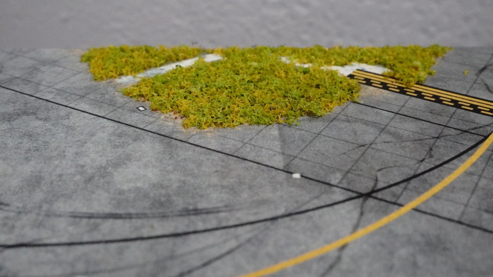 Deluxe 1/200 Scale Runway Base with Taxiway