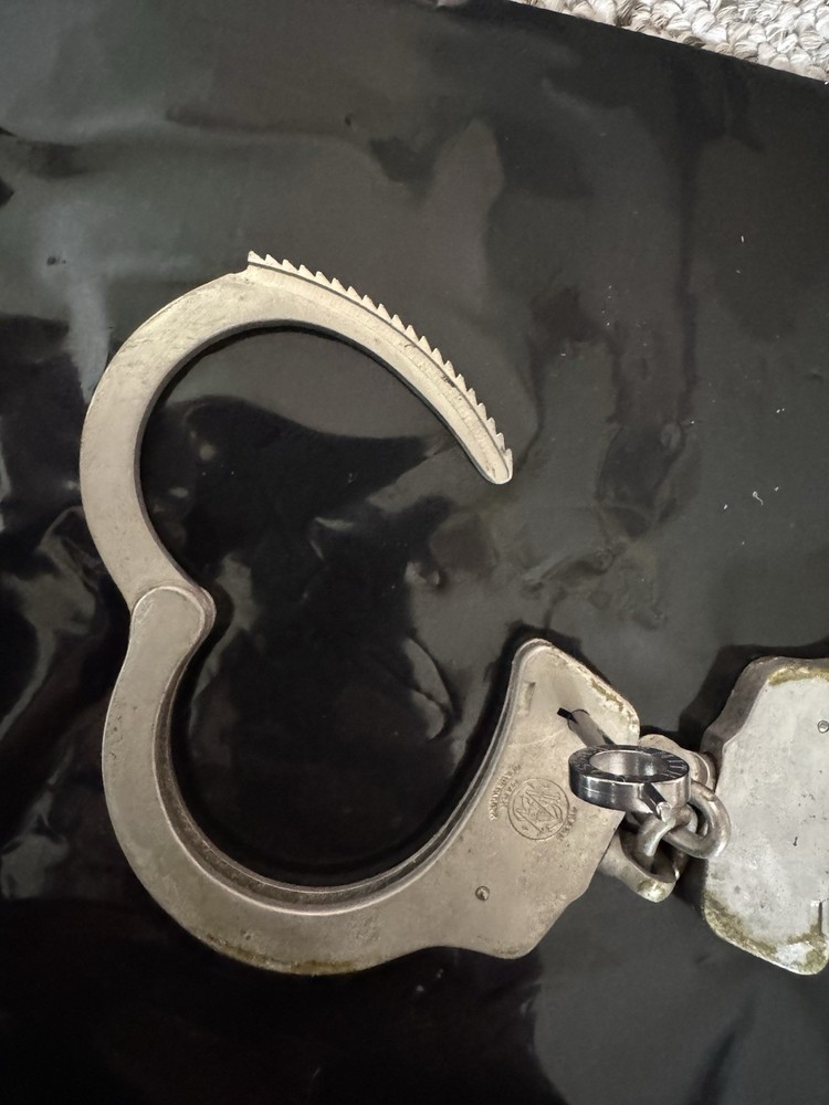 Smith & Wesson Handcuffs with Key and Leather Case