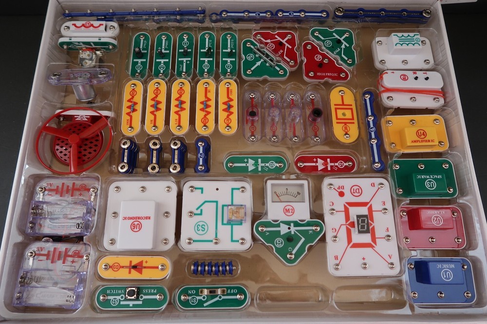 SNAP CIRCUITS EXTREME SC-750 Elenco Electronics Project Educational Kit COMPLETE