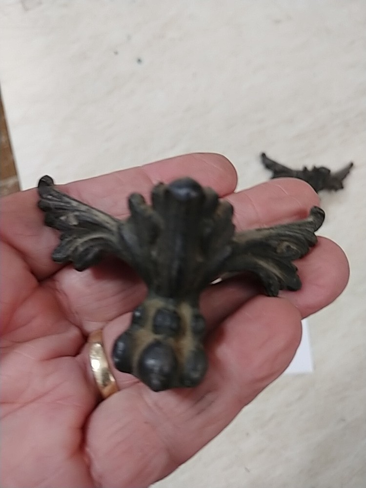 MANTLE CLOCK ORNATE FEET