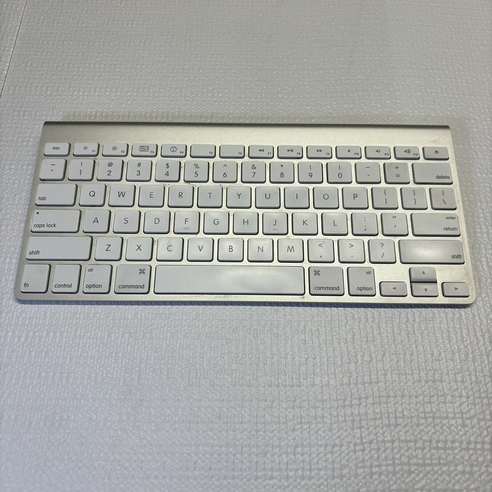 Apple A1314 Wireless Keyboard - Silver W White Keys
