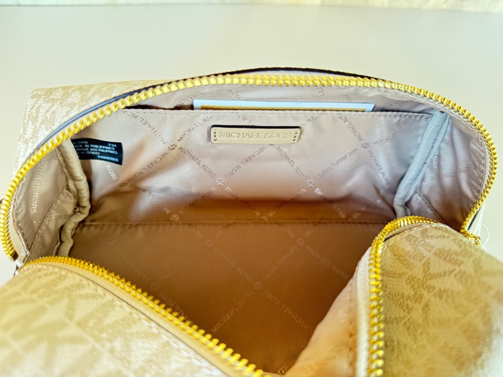 MICHAEL KORS JET SET TRAVEL MEDIUM TRAVEL COSMETIC CASE MK PALE GOLD MULTI