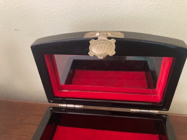 Vintage Korean Black Lacquered Mother of Pearll Jewelry Box 3.5'' X 6'' X 2''