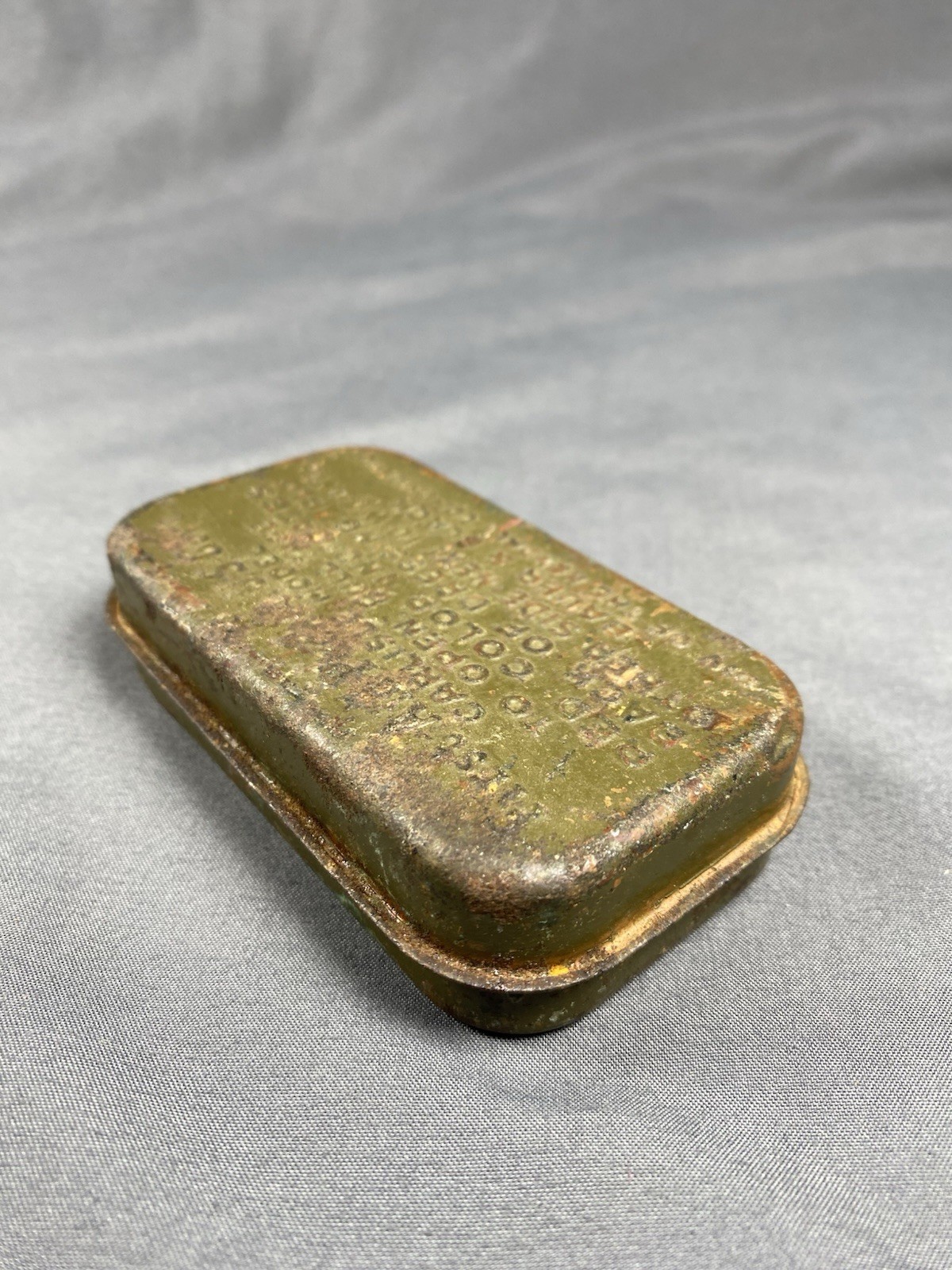 ORIGINAL WWII US ARMY FIRST AID CARLISLE BANDAGE TIN Bauer & Black EMPTY *READ