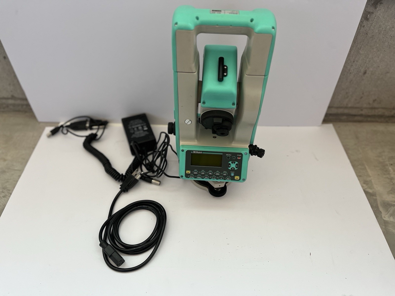 Nikon DTM-520 Total Station Surveying Instrument w/ Case