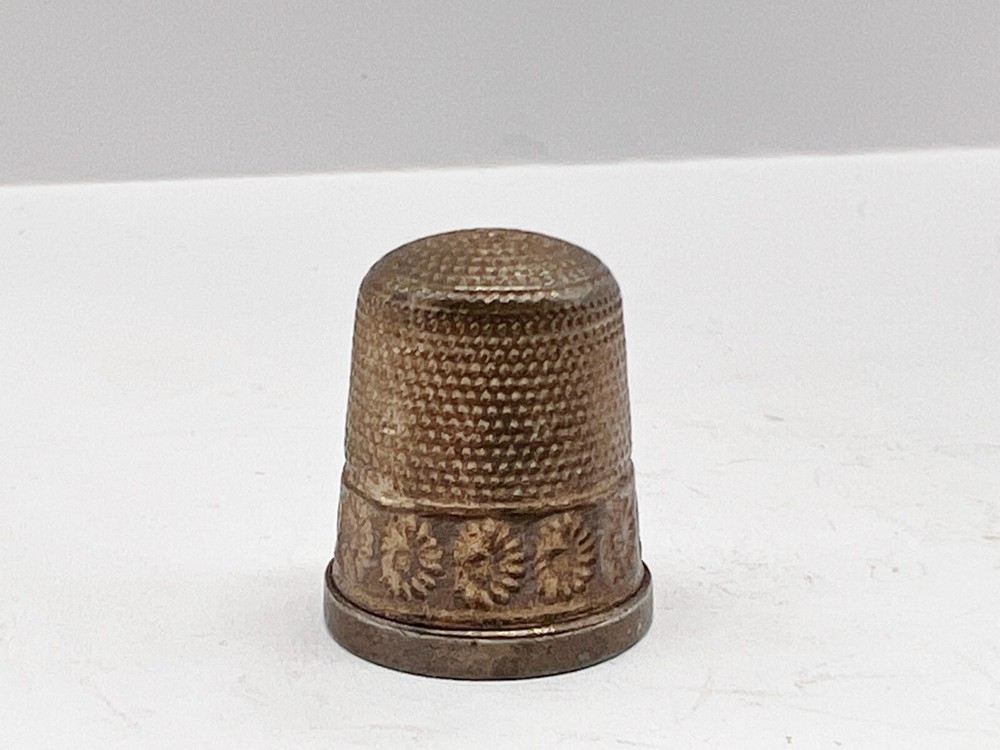 VINTAGE SOLID STERLING SILVER OLD SEWING THIMBLE DAISY FLOWERS