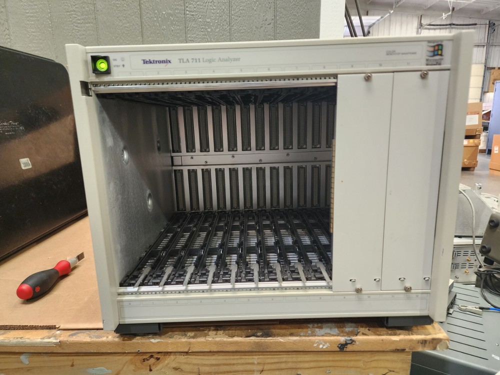 Tektronix TLA711 Logic Analyzer Mainframe