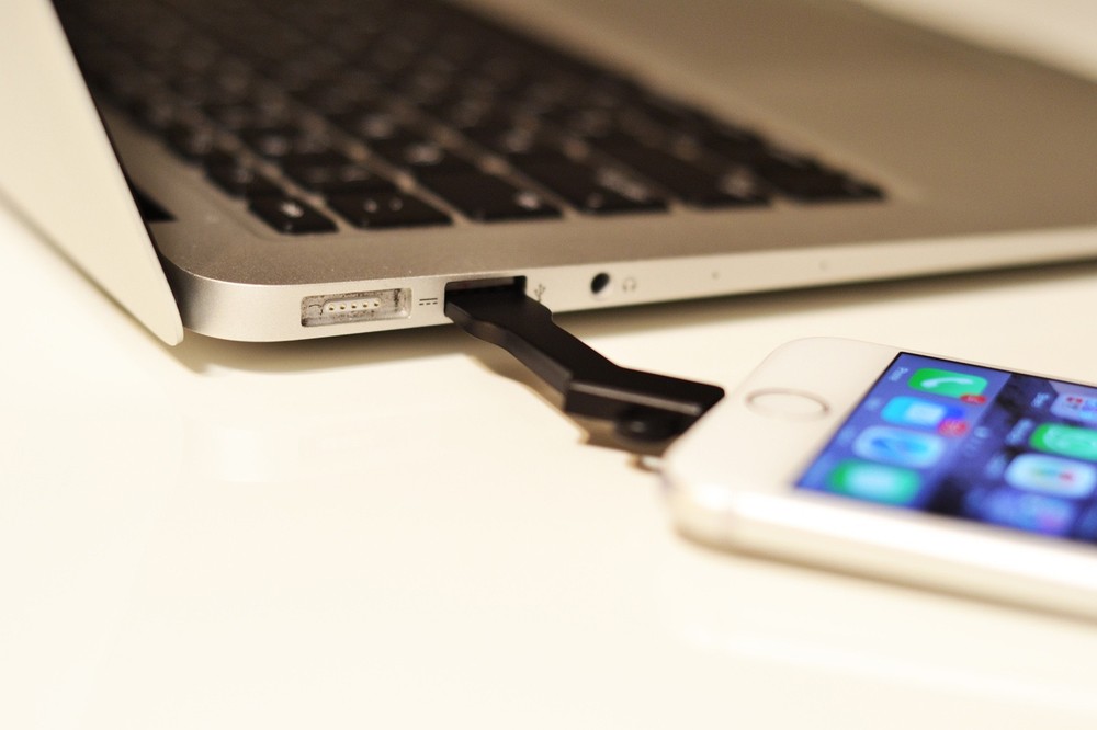 iPhone Charge and Sync Cable Keychain