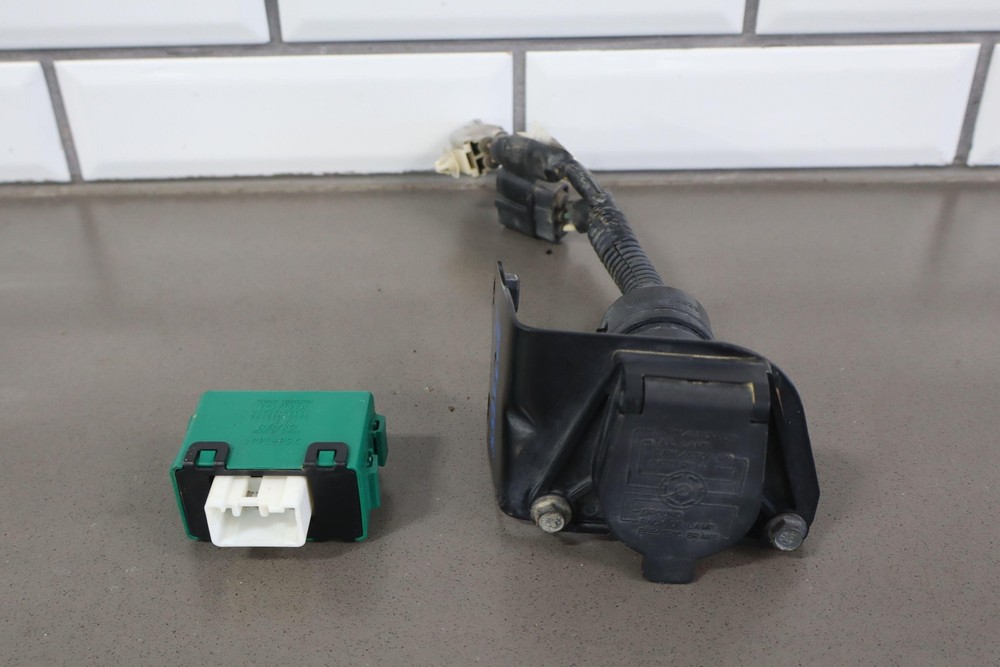 2005 Lexus GX470 Trailer Brake Control Module W/Rear Plug & Harness