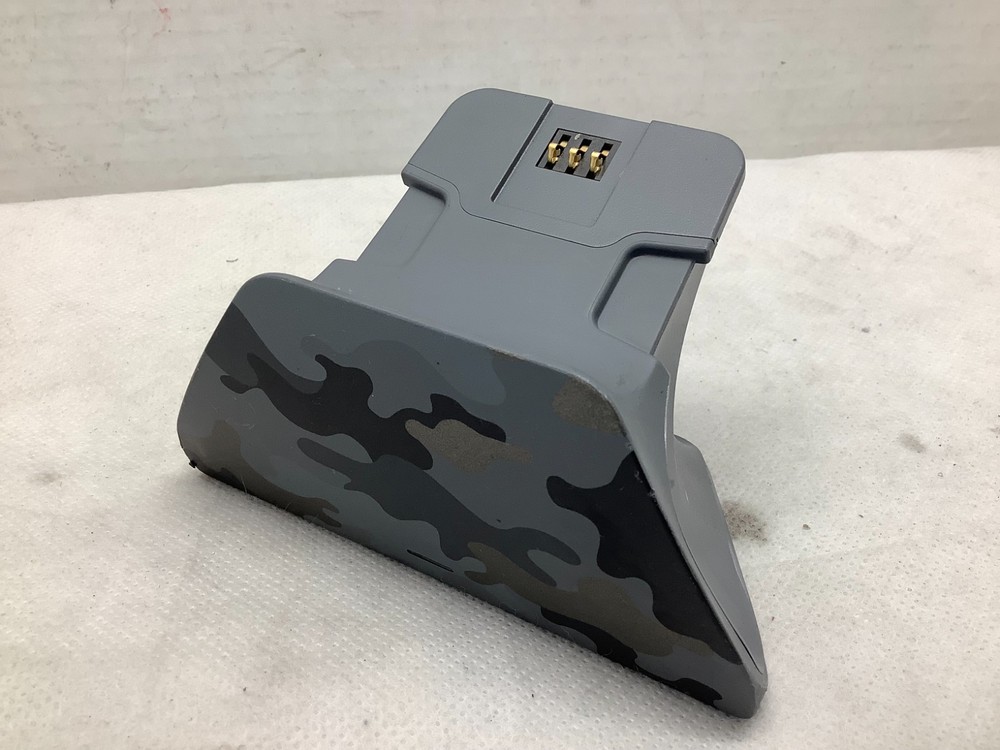 XBOX Controller Gear Universal Xbox Pro Charging Stand Night Ops Camo