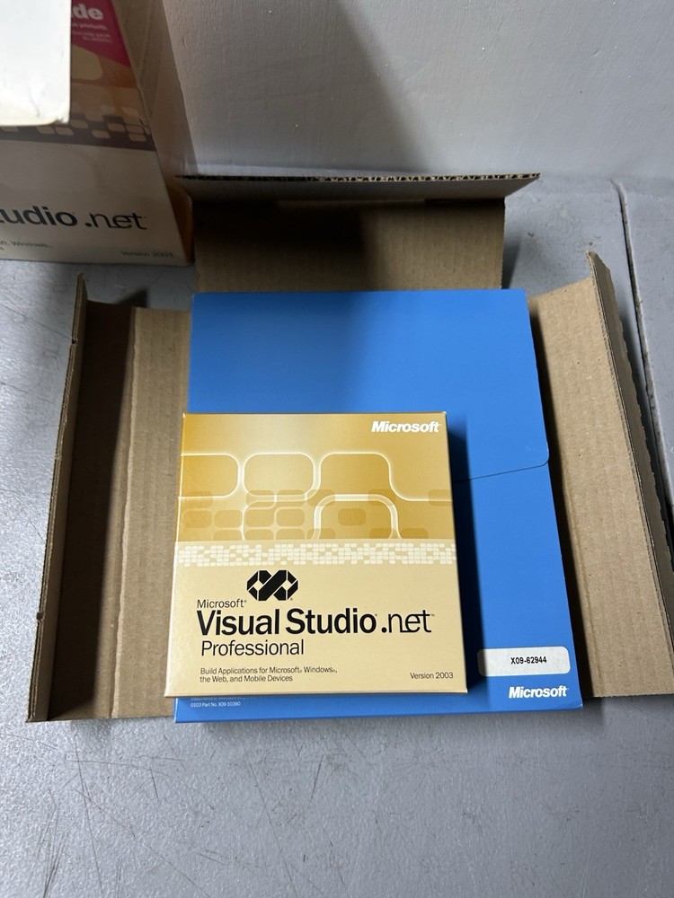 Microsoft Visual Studio .NET Professional 2003 FULL RETAIL SET New Never Used