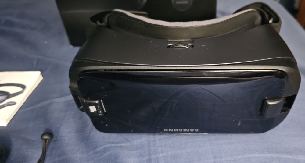 Samsung Gear VR with Controller Black Smartphone VR Headset