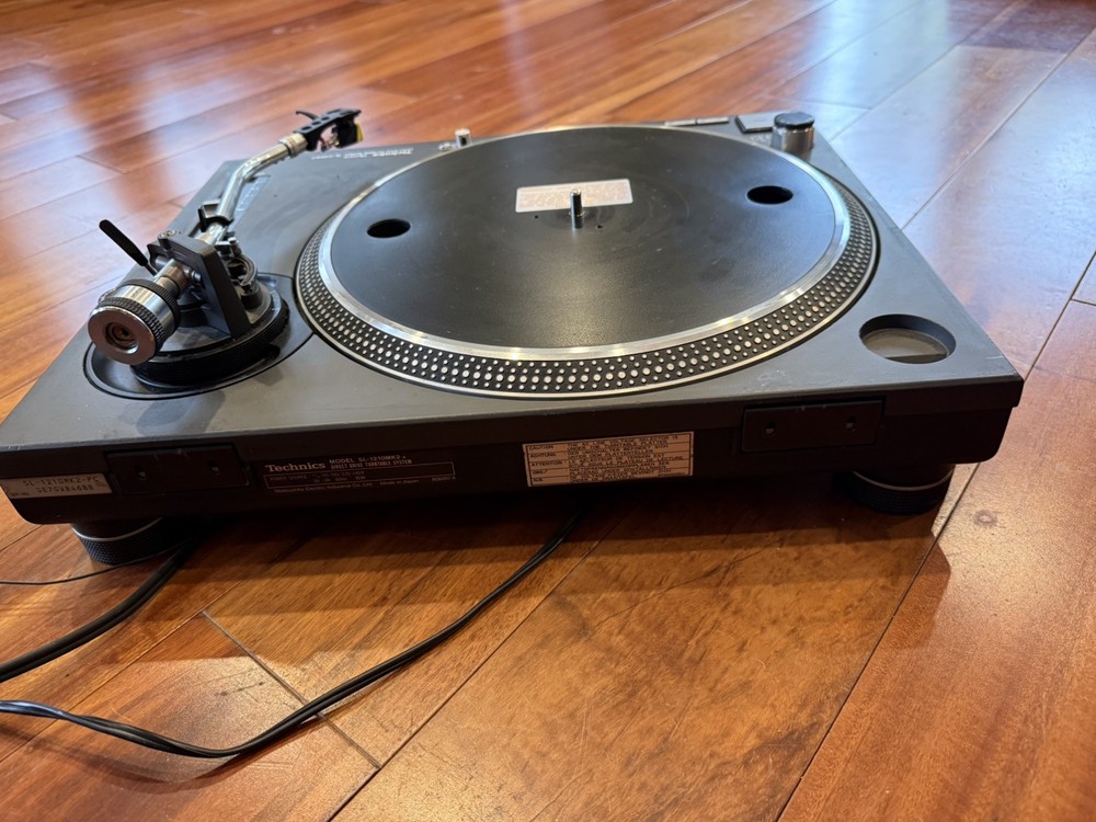 Technics Quartz Direct Drive Turntable System SL-1210MK2