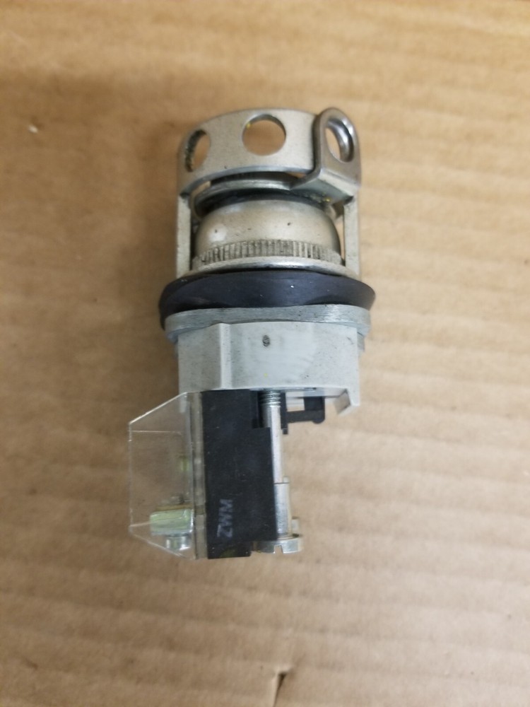 Allen Bradley 800T-J5-DX9 Two Position Selector Switch Lockable