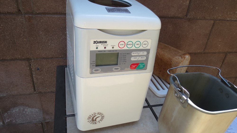 ZOLIRUSHI BBCC-S15A HOME BAKERY BREAD MACHINE MAKER W/INSTRUCTIONS & RECIPE BOOK