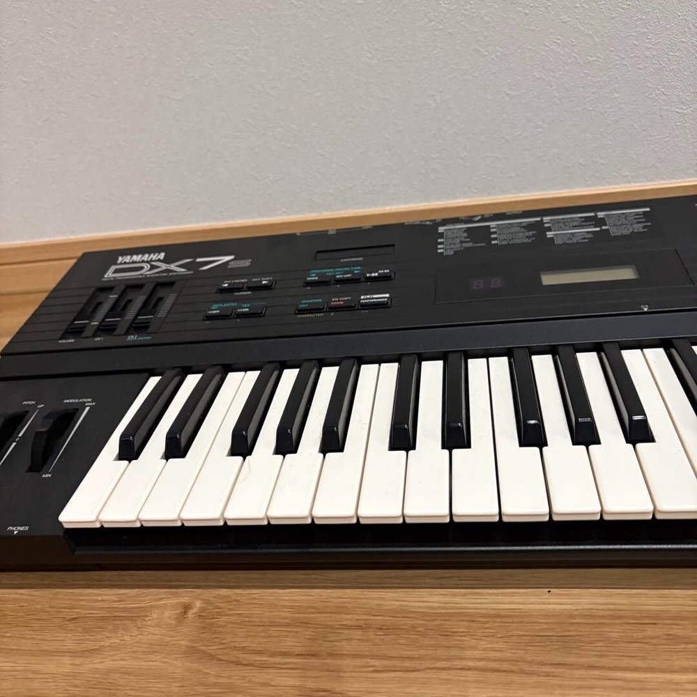 Yamaha DX7s Digital Programmable Synthesizer 61-Key Keyboard