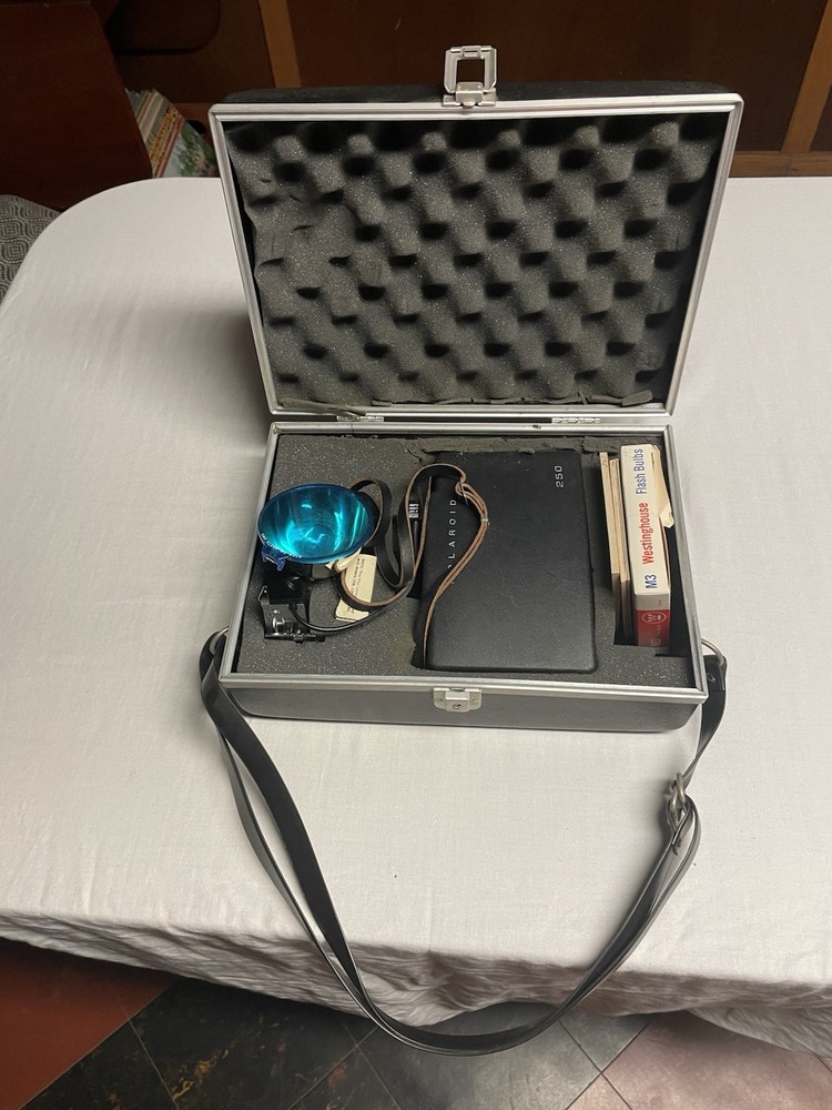 Vintage Polaroid Automatic 250 Land Camera with Flash & Case UNTESTED