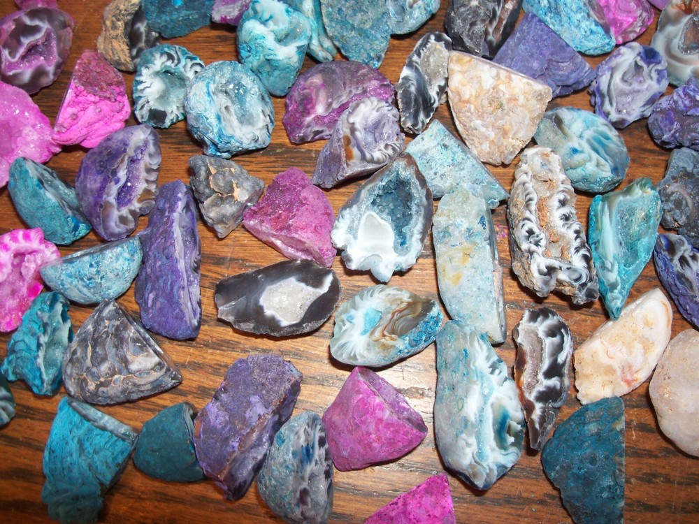 1 mostly dyed agate Oco polished geode per lot.